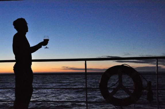 Um brinde ao belíssimo fim de tarde no Sea Spirit um dia antes de chegarmos às Ilhas Malvinas